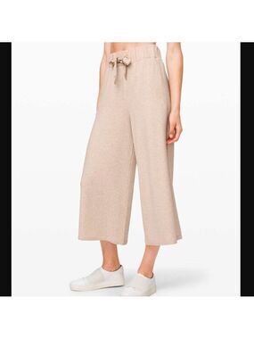 Lululemon Mid Rise Crop Heathered Cashew Size 4